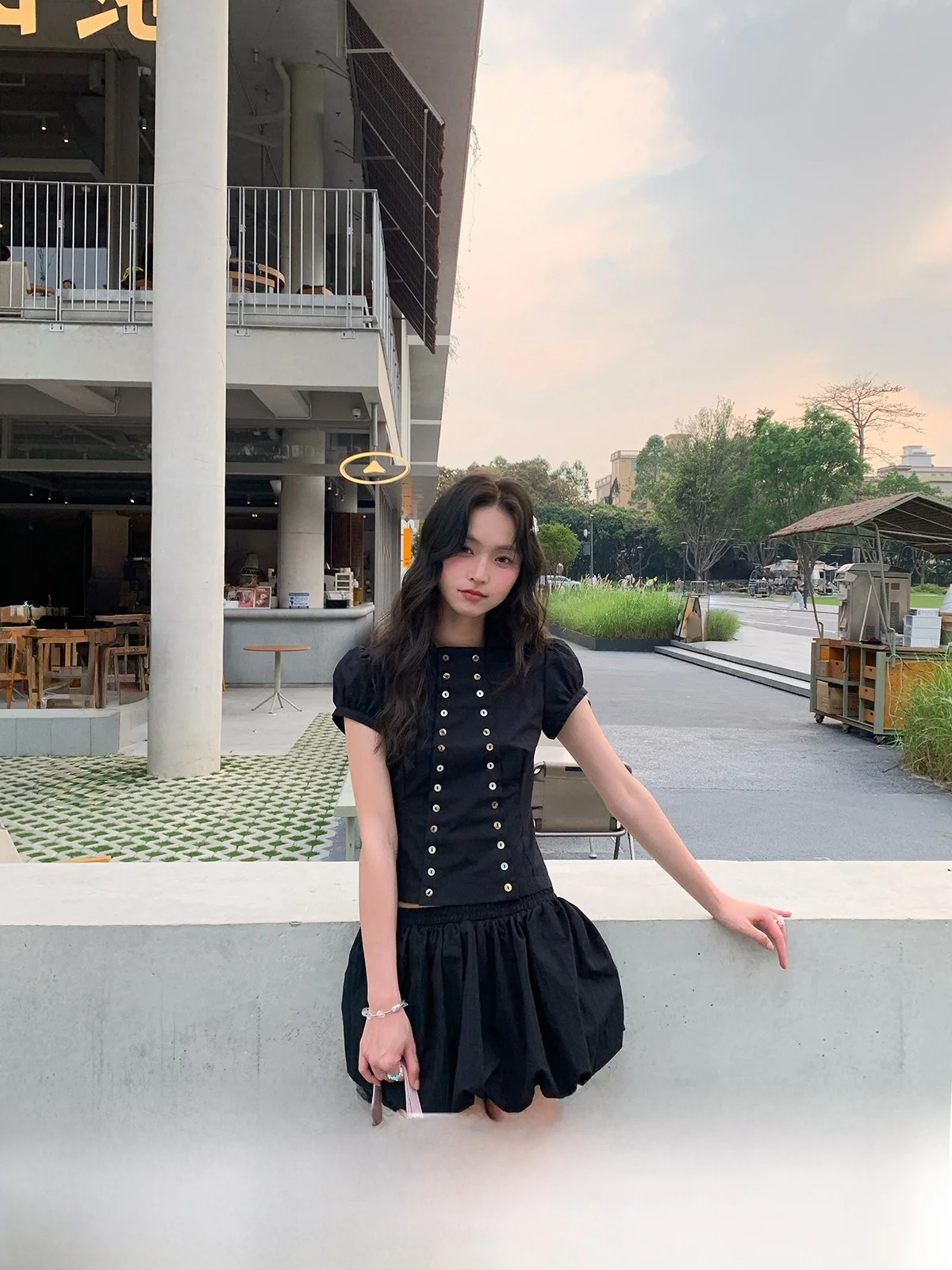 

Черный комплект из рубашки с рукавами-фонариками и короткой юбки, женский летний укороченный топ, расклешенные брюки, модный укороченный комплект одежды