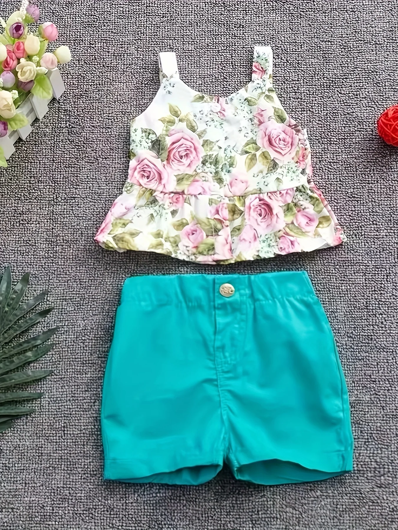 

Топ с цветочным принтом на тонких бретельках для девочек + однотонные шорты, модный комплект на весну и лето, комплект из двух предметов