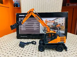 Doosan DX160W Wheeled Excavator 1/50 Scale Die-Cast  Model UH8134 New in Original Box