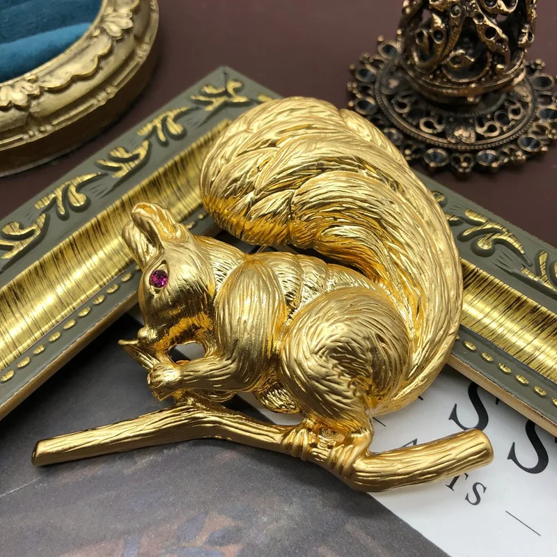 SKEDS Classic Women Men Vintage Palace Baroque Squirrel Brooches Pins Fashion Retro Unisex  Animal Gold Color Badges Corsage