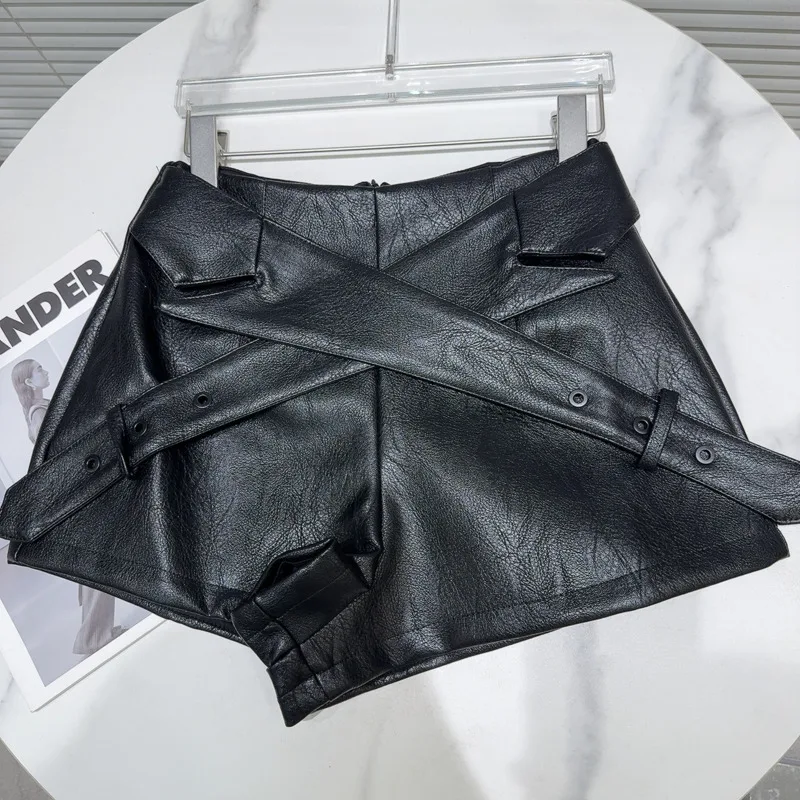 HUISONG Dolcevita Pu Giacca corta Cintura incrociata Ecopelle Vita alta Pantaloncini incrociati Set da due pezzi Abito da donna 2025 Autunno Inverno