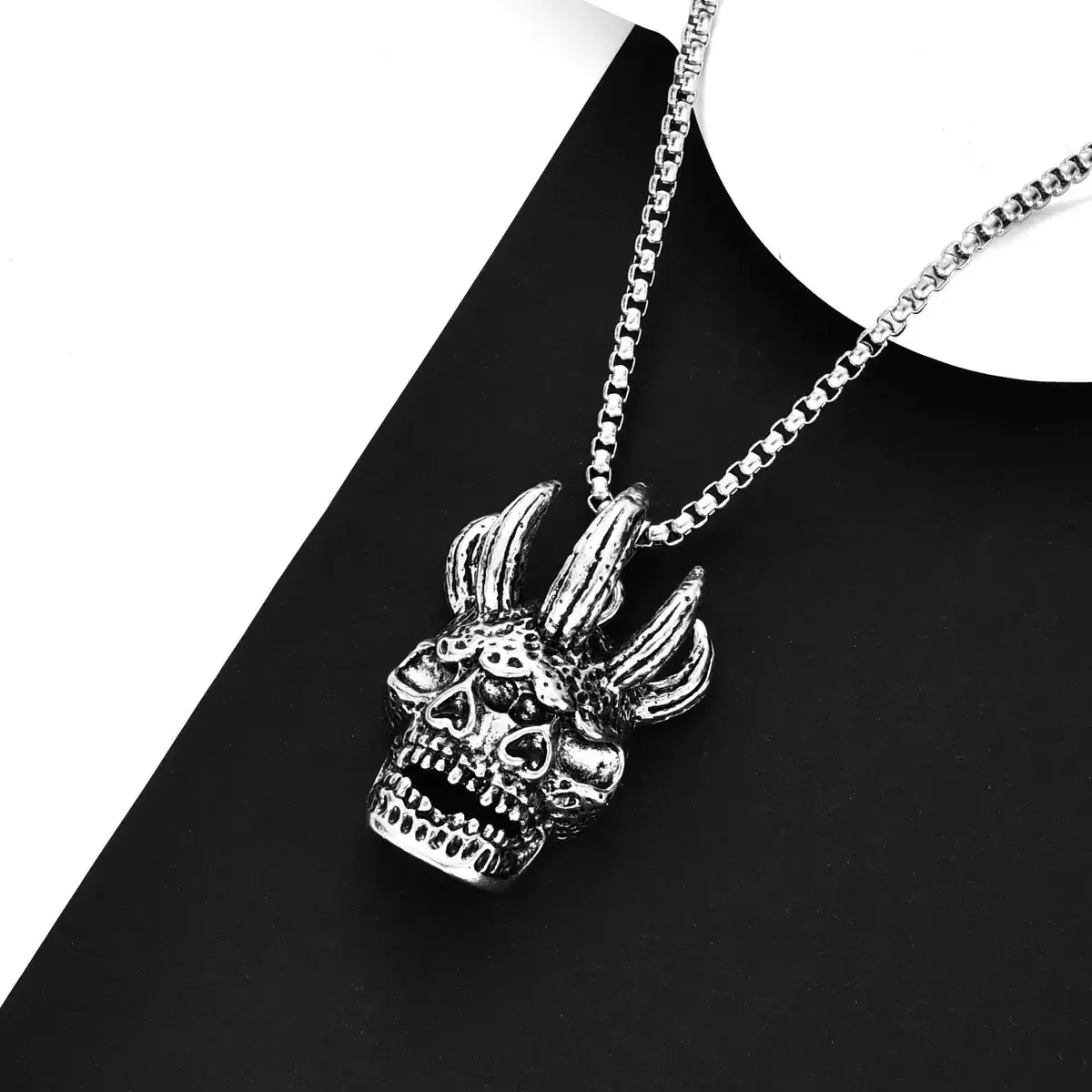 1 Piece Gothic hip hop Double Skull Pendant Retro Prajna Necklace for Men Overbearing Devil Horn Jewelry Halloween Gift