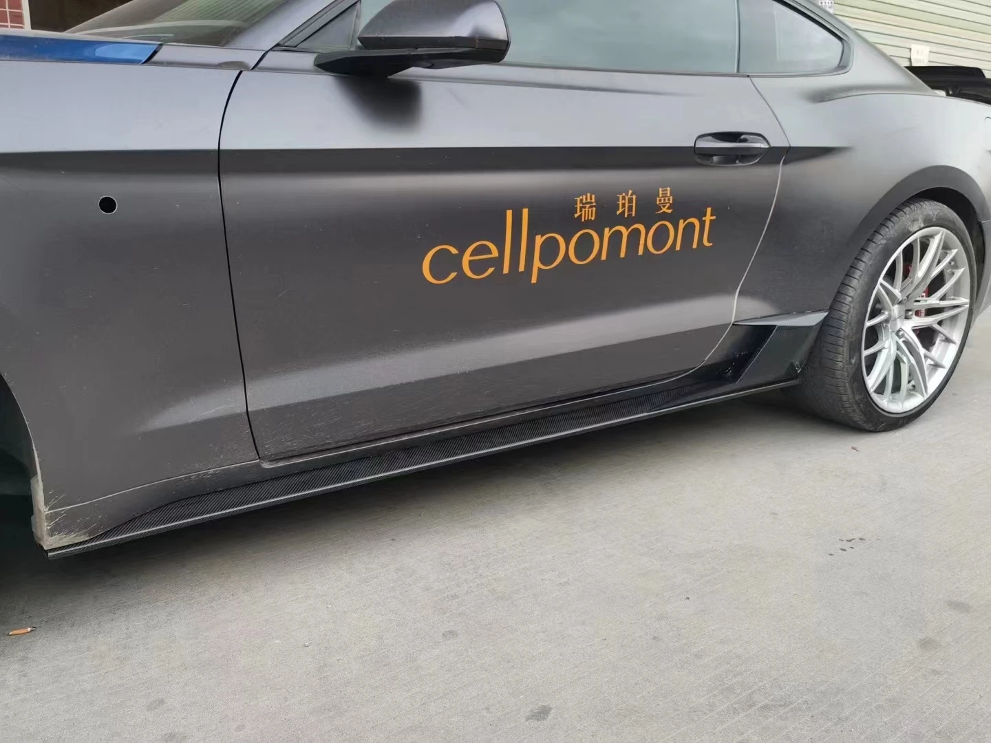 Minigonne laterali per auto in vera fibra di carbonio Bodykit Estensione paraurti Copertura gonna laterale per Mustang 15-23