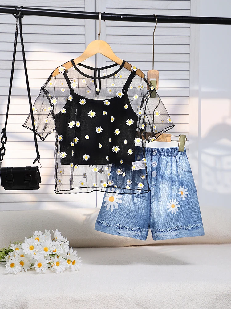 Conjunto de tres piezas de jersey estampado fino lindo y fresco, camiseta sin mangas de color sólido y pantalones cortos estampados para niñas y niños