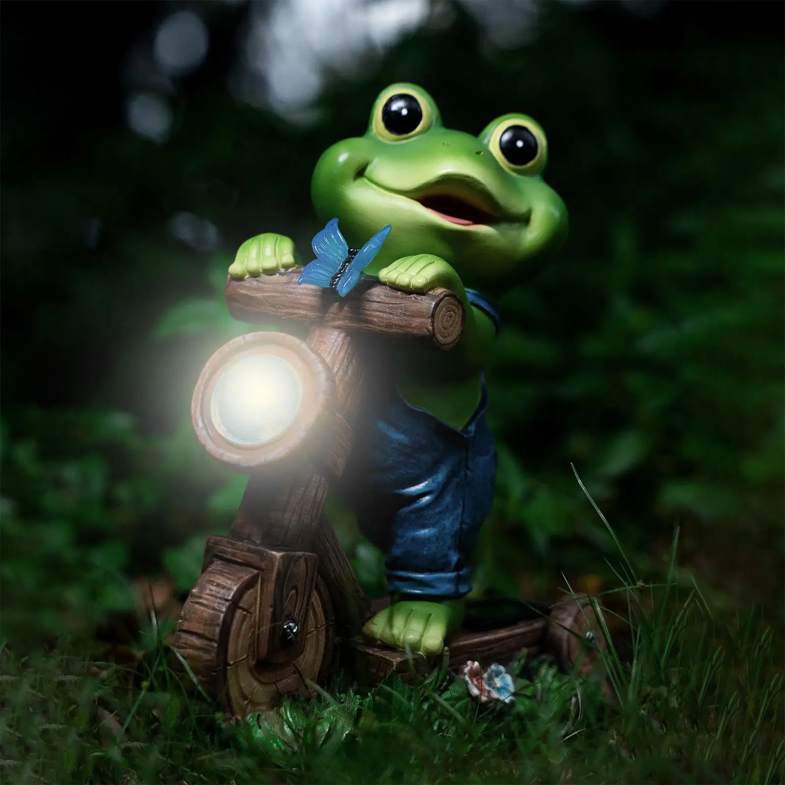 Solar Powered Green Frog Statue Frog Animal Sculpture with Solar Light Waterproof Frog Figurine for Balcony Backyard Patio