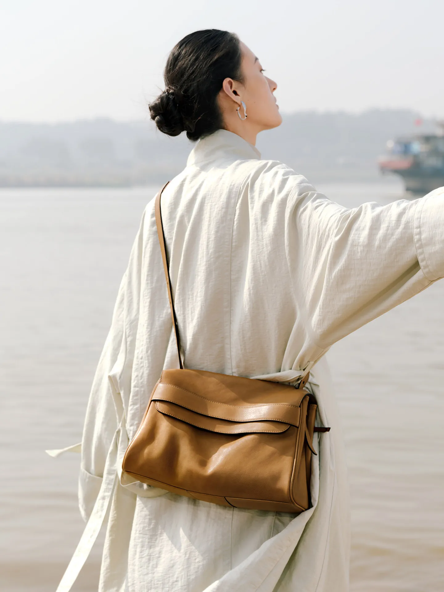 

2026 New Tanned Leather Women's Handbag Simple Fashion Commuter Shoulder Bag Large Capacity Casual Lambskin Crossbody Bag