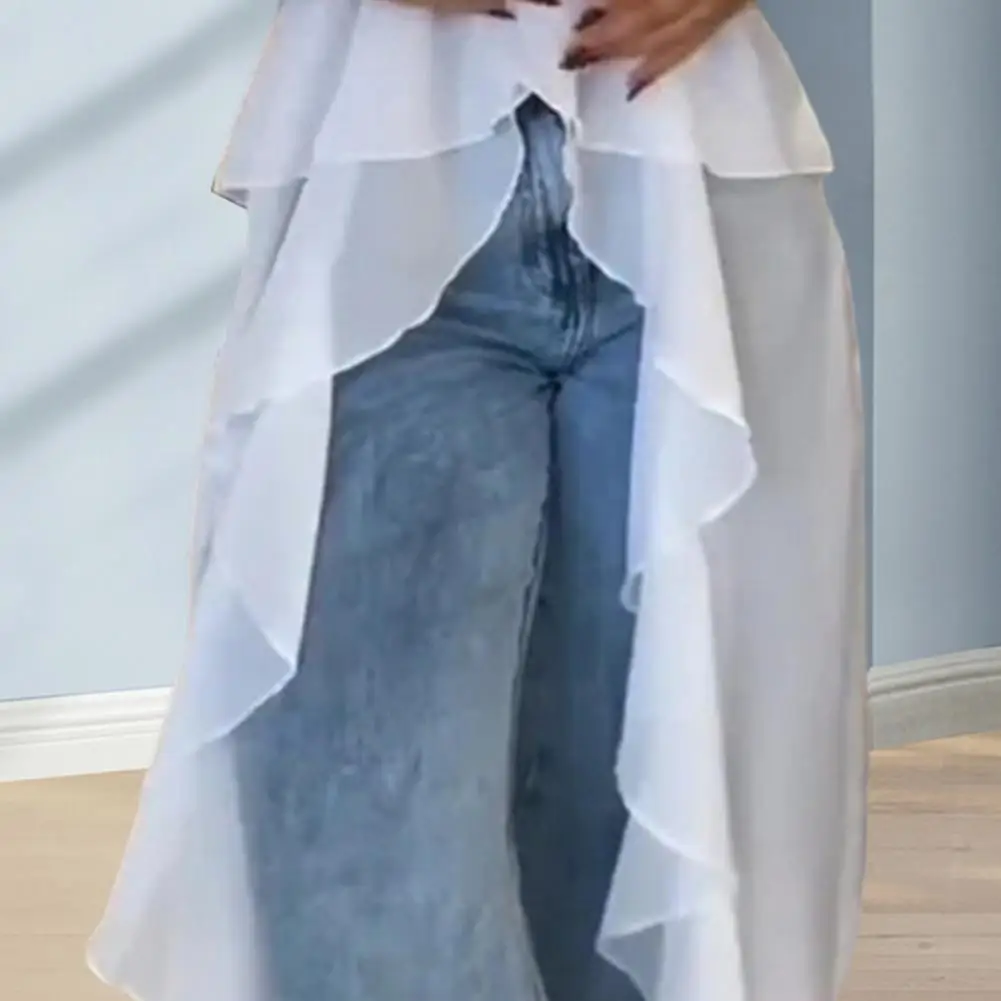 

Платье на бретельках без рукавов с v-образным вырезом и нерегулярным рюшами по подолу, платье нестандартной формы с коротким передом и длинной спиной, однотонное дышащее платье