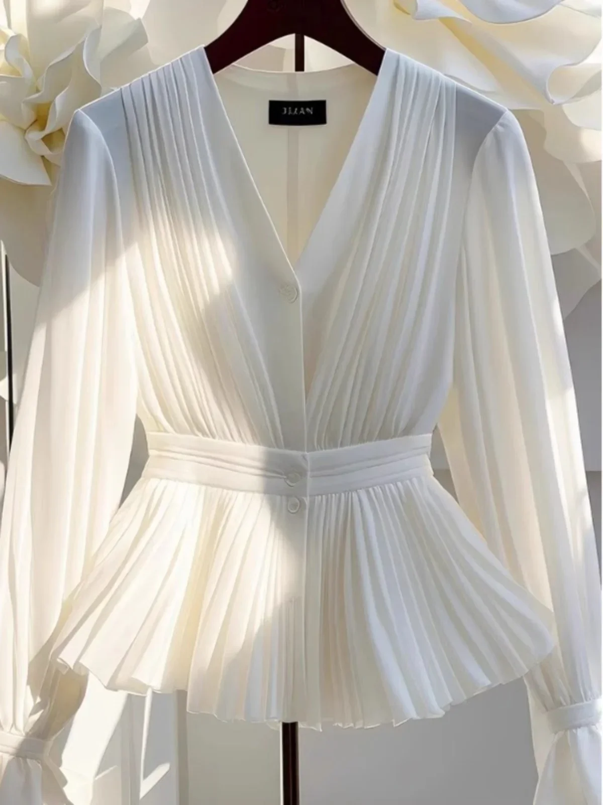 Herfst Nieuwe Koreaanse Stijl Temperament V-hals Lange mouwen Blouse Vrouwen Top Licht Volwassen Franse Luxe Slanke Witte Shirt voor Vrouwen