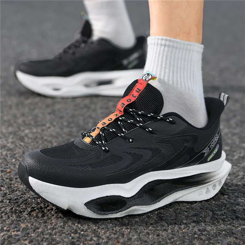 Herren-Laufschuhe mit durchbrochener Sohle, atmungsaktive Sportschuhe aus Mesh für den Sommer, hochelastische, stoßdämpfende Herrenschuhe mit dicker Sohle, die die Körpergröße erhöhen, leichte, rutschfeste und abriebfeste Herren-Laufschuhe für Outdoor-Aktivitäten, Fitness und den täglichen Gebrauch. – Detail 8
