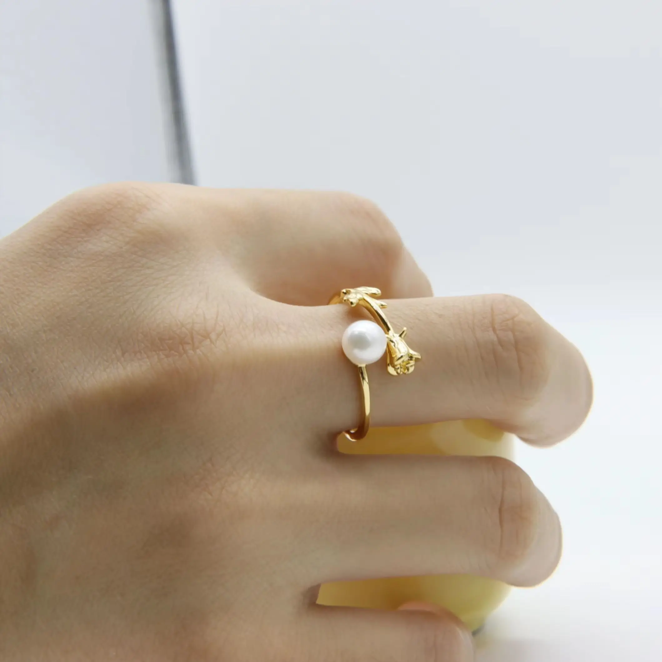 

JUNYE high-end, fashion-forward ring featuring a rare rose design and natural aurora pearl, exuding an air of sophistication a