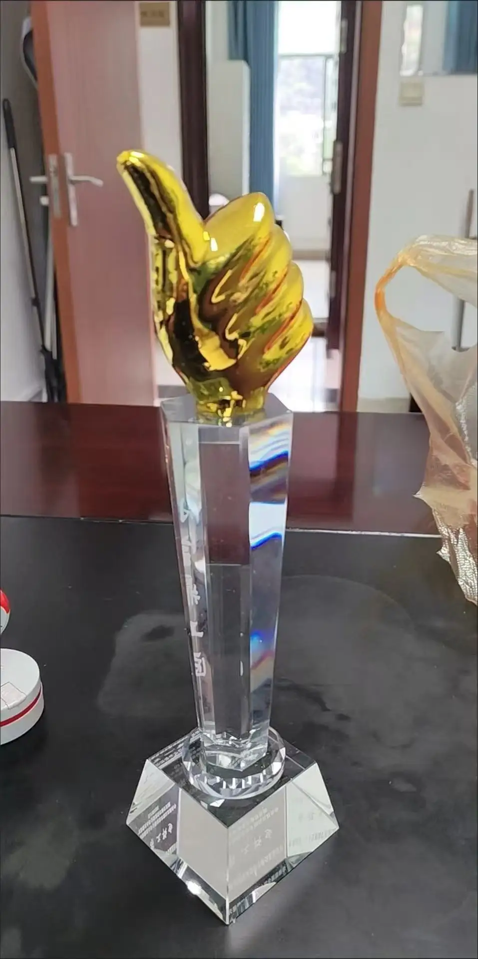 Customized Thumb style Crystal Trophy Company Employee Award Trophy School Commendation Souvenir