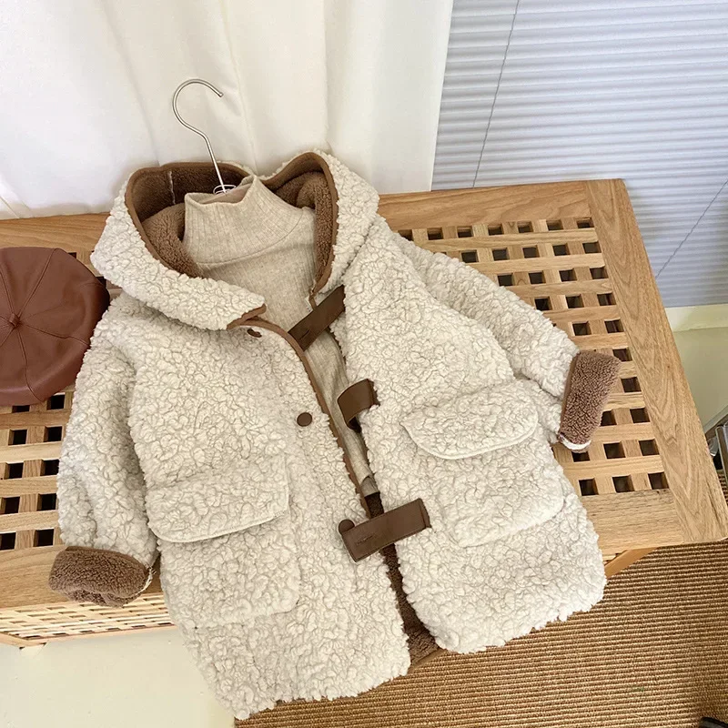 Casaco de cordeiro dupla face com botão de couro para meninas, jaqueta grossa com capuz, top longo, snowsuit elegante para inverno