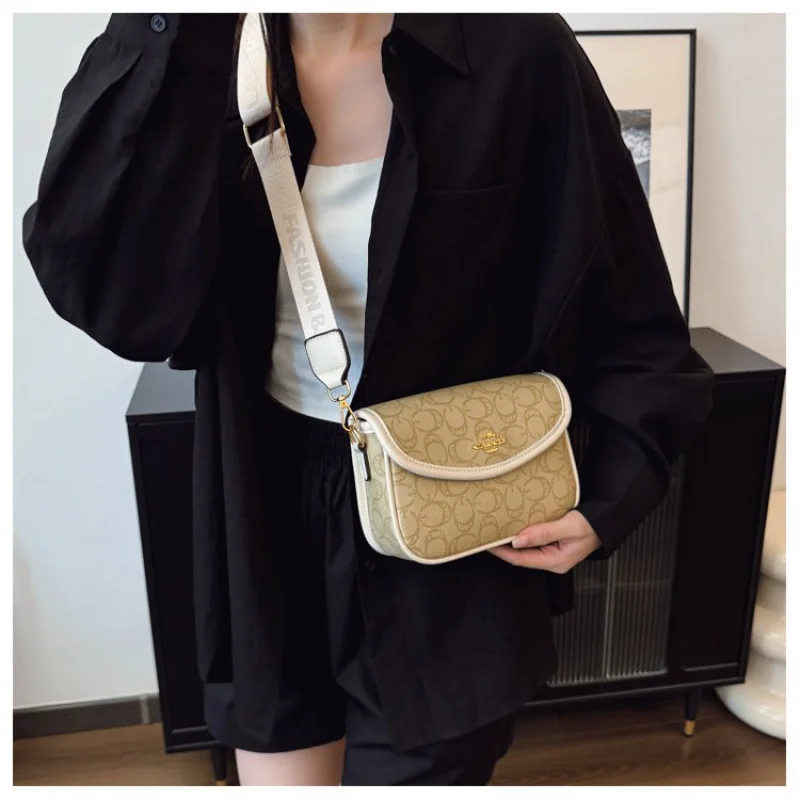 

High-End Women's Tote Bag Crafted From Rill-Printed Leather Featuring Trendy Famous Neat Daily Look​