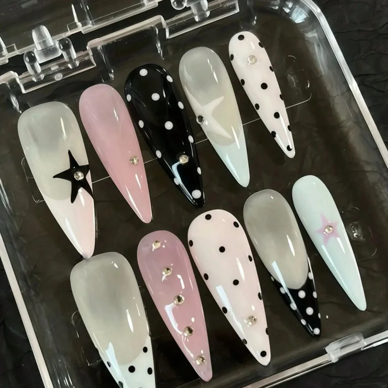 

10 pieces of hand-pressed long almond-shaped nails, beautiful fake nails, polka dot and star nail art, suitable for women