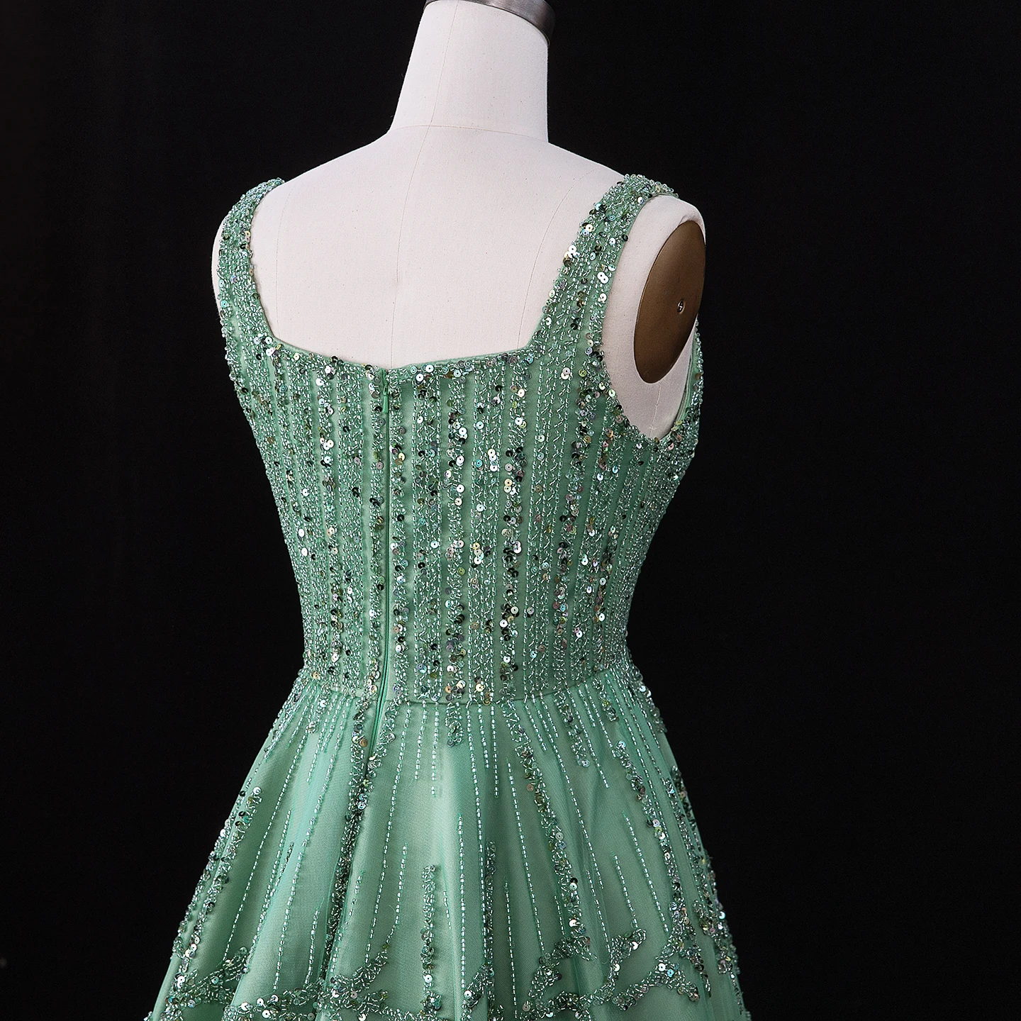 Sharon Said Luxuriöses, perlenbesetztes, grünes, elegantes Abendkleid im Spaghetti-Stil für die Hochzeitsfeier der Frauen in Dubai 2026, SS225, maßgeschneidert. – Detail 10
