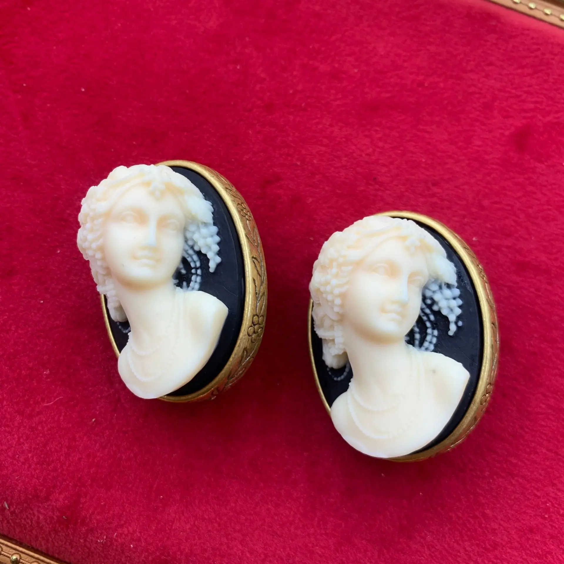 Vintage Victorian Cameo Ear Clips Women Oval Resin Carved Goddess Portrait Earrings Antique Gold Tone Statement Ear Jewelry
