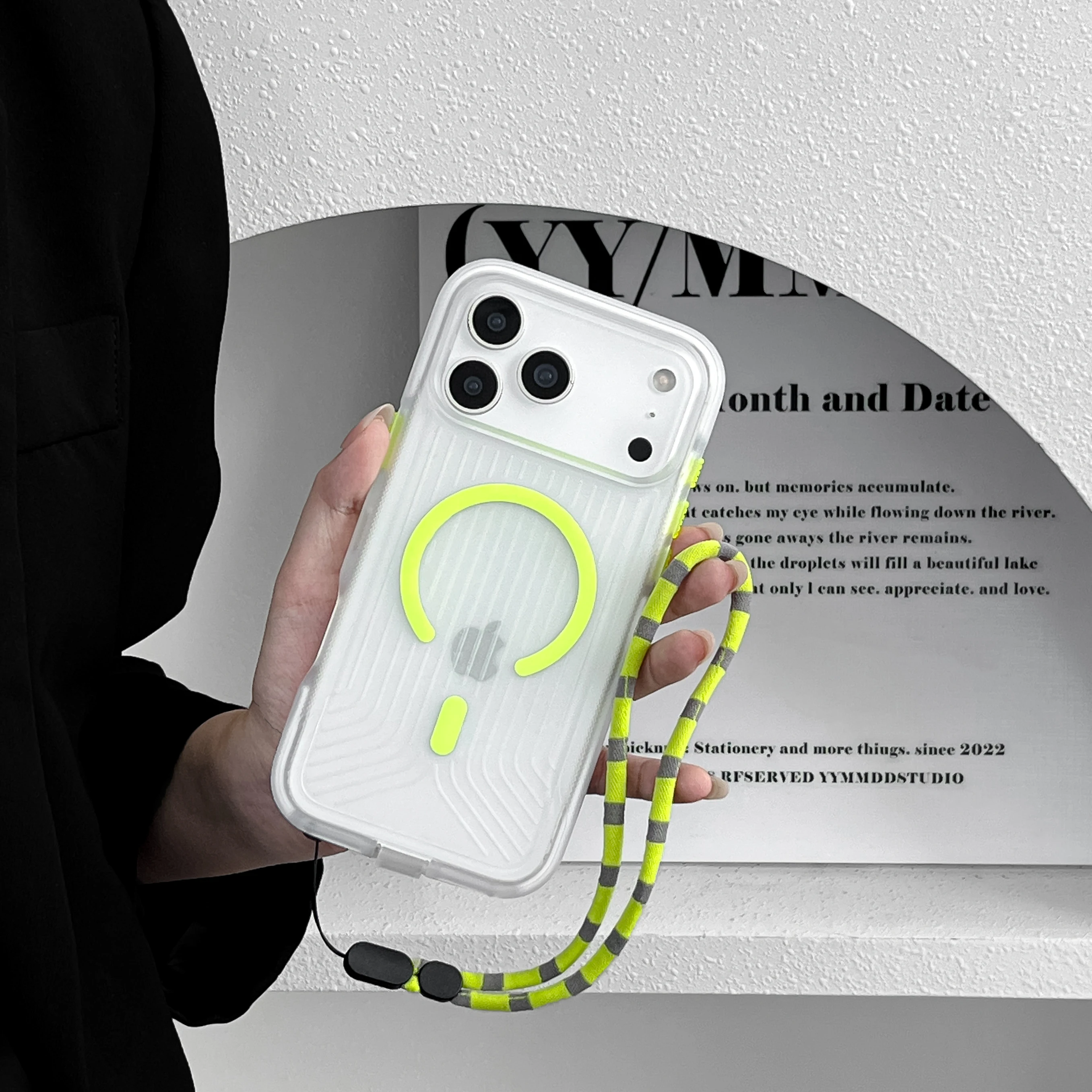 

Прозрачный чехол с магнитными неоновыми вертикальными полосками и регулируемым поводком для iPhone серии 16/17 (военный противоударный)