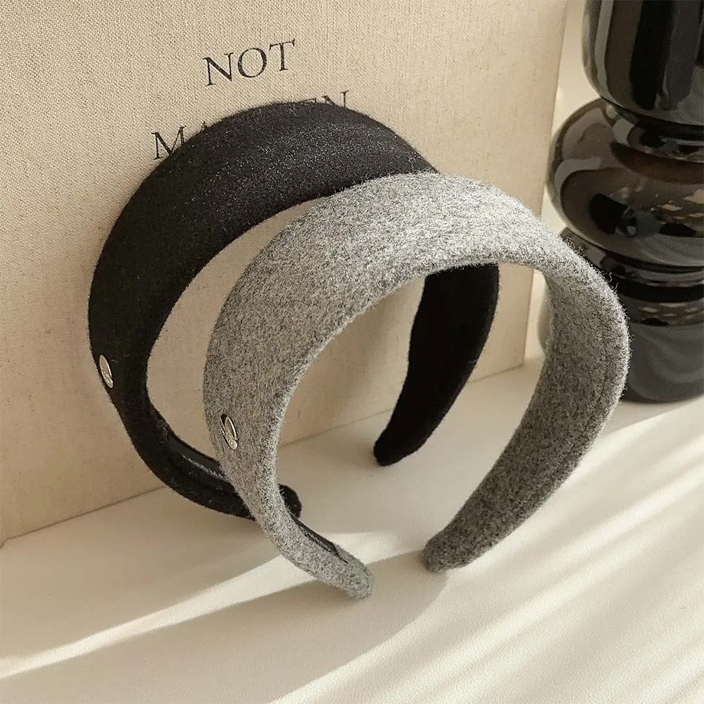 Luxury Wool Felt Wide Headband Silver Emblem Korean Dongdaemun 2025 Autumn Winter Elegant Hairpiece Soft Touch Hair Accessory