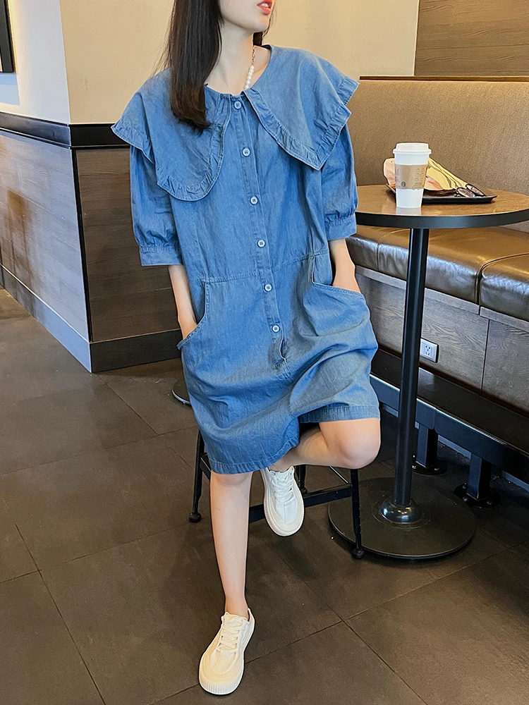 Letnia damska sukienka jednoczęściowa, luźny krój, kołnierzyk typu lalka, szerokie nogawki, modny detal falbanki, wysoki stan, detale z guzikami.