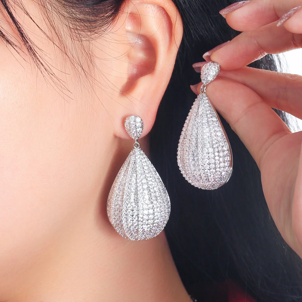 CWWZircons Glänzende, vollständig mit Zirkonia besetzte, weißgoldfarbene, lange, hängende, große Wassertropfen-Ohrringe für Bräute, Hochzeiten und Festlichkeiten, Großhandel E0990 – Detail 1