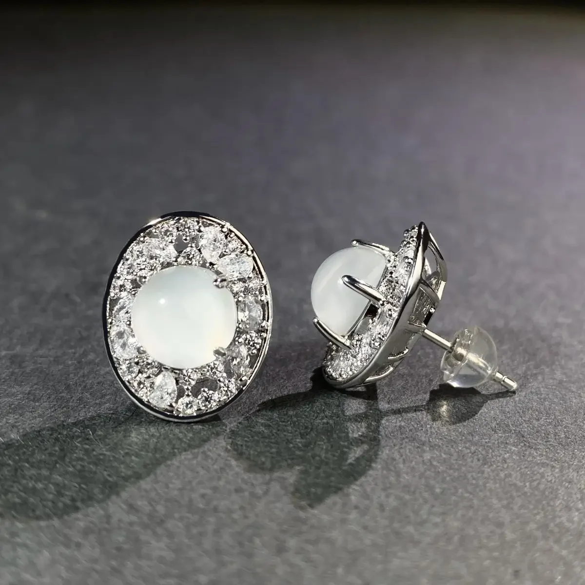 

PT950 platinum-plated jadeite stud earrings with egg-shaped top and high-quality ice agate emerald green earpiece accessory