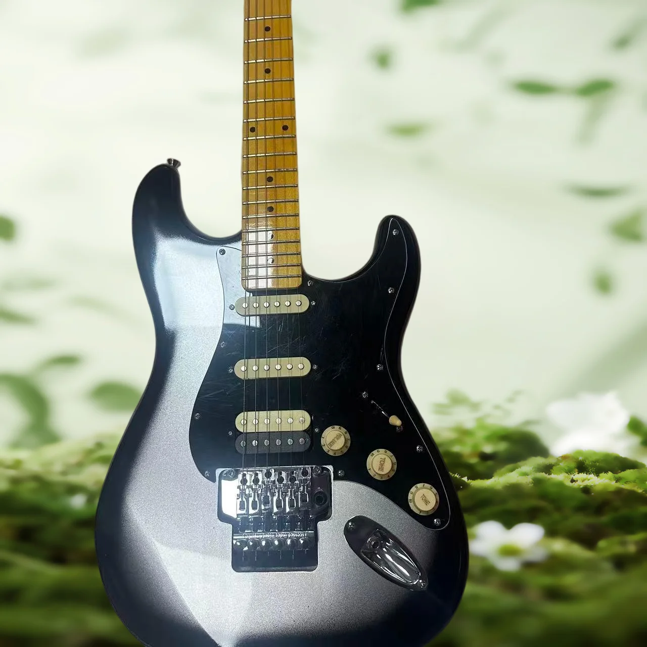 

Гитара Luxe отличного качества от Guitar Factory с системой Floyd, HSS-звукоснимателями и кленовым грифом, цвет Silverburst.