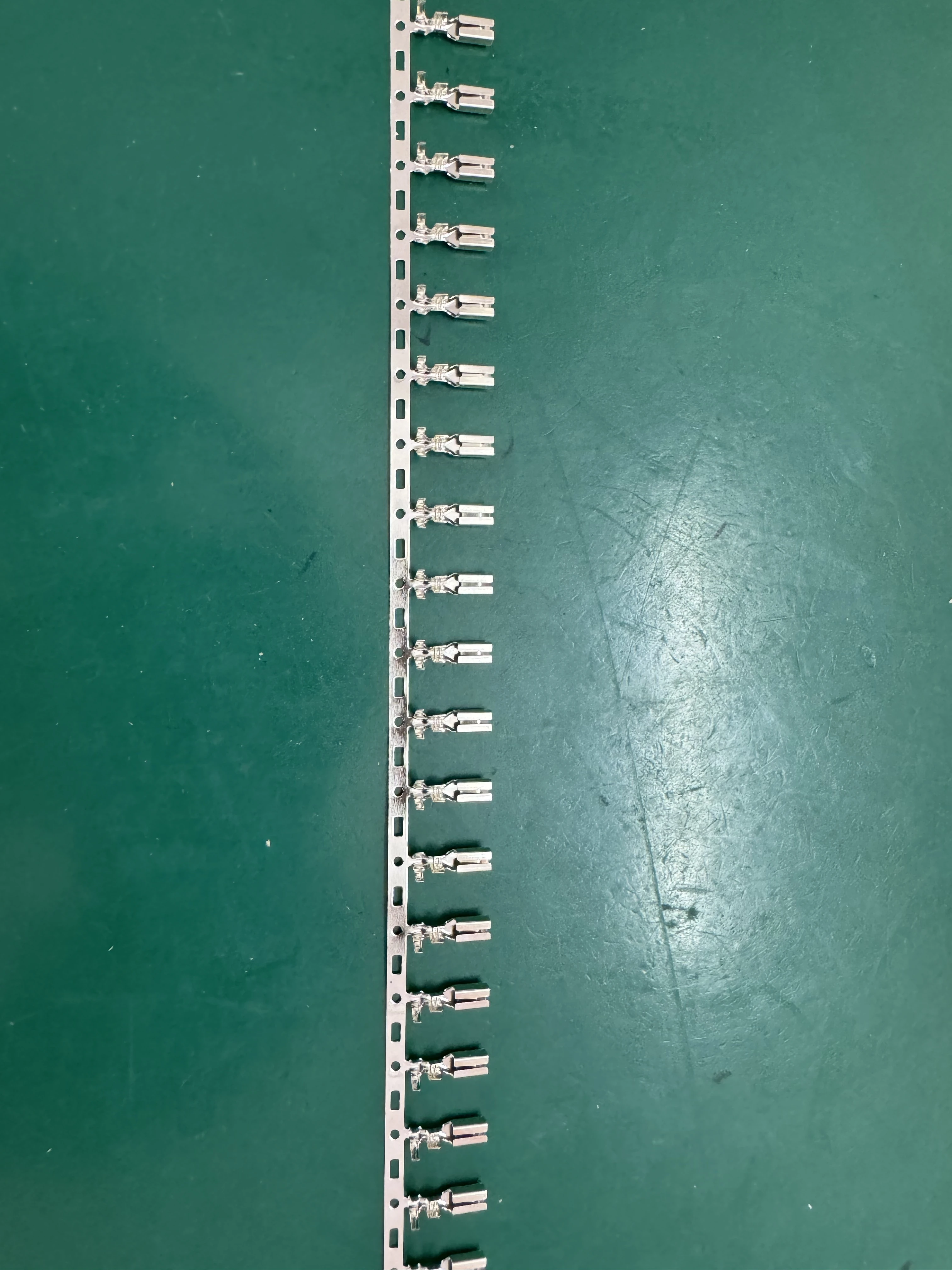 

Металлический кнопочный переключатель 19 мм с клеммной хвостовой вставкой 2,8 мм с запирающим крючком