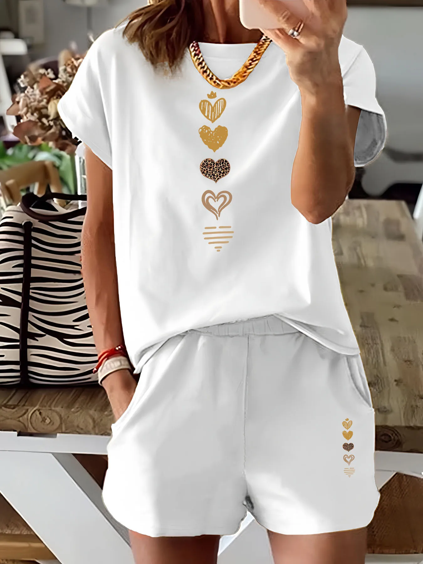 

Женская летняя повседневная модная свободная футболка с круглым вырезом и короткими рукавами с принтом в форме сердца + свободные шорты, комплект из двух предметов