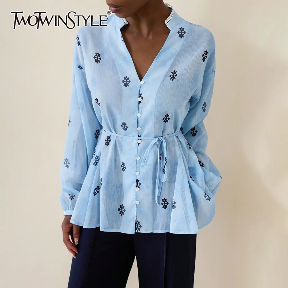 

TWOTWINSTYLE Осенние блузки с цветочным принтом для женщин, модные рубашки с v-образным вырезом и длинными рукавами на шнуровке, хитовые цвета, женский стиль