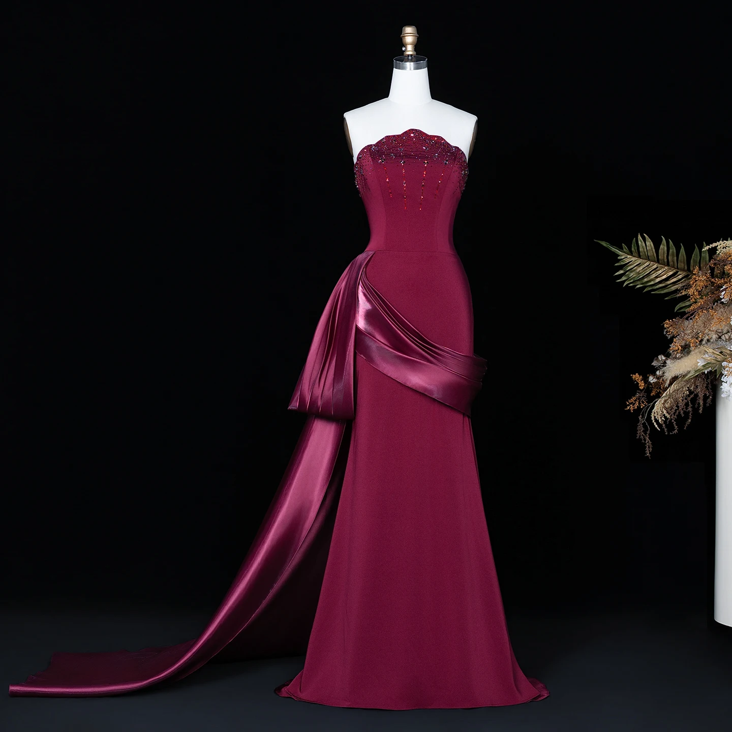 Sharon Said Dubai Weinrotes trägerloses Meerjungfrauen-Abendkleid mit Perlen und Quasten aus Satin mit Handschuhen, formelles Ballkleid für Damen SS608, maßgeschneidert – Detail 14