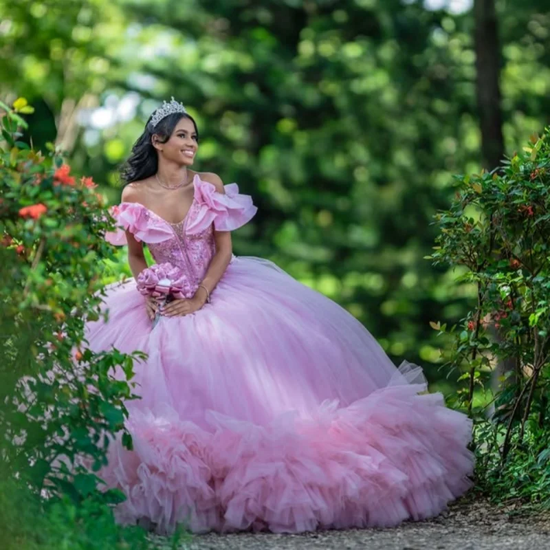 

Розовые платья Quinceanera по индивидуальному заказу с открытыми плечами, кристаллическая наклейка, кружевное многослойное тюлевое платье с длинным хвостом, Vestido 15, Quinceanera