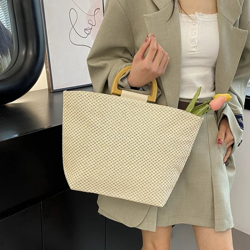 

Женская сумка-мессенджер в винтажном стиле с защитным клапаном и стильной прочной кожей