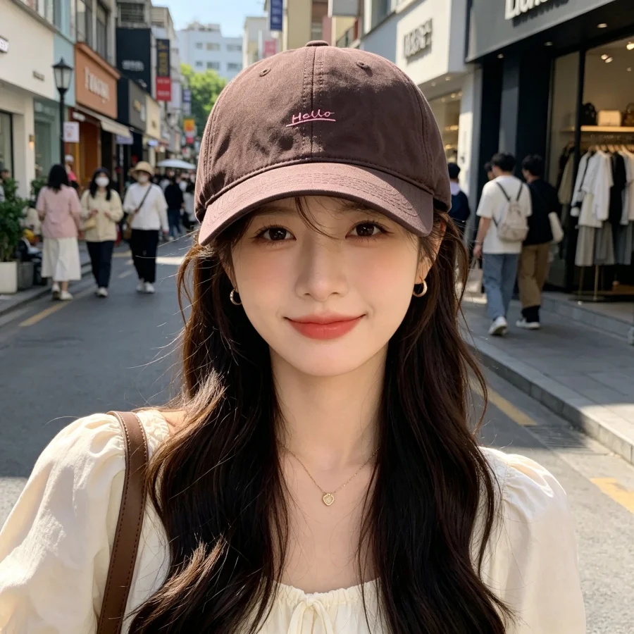 Japanese-Style Minimalist Hello Embroidered Baseball Cap, Deepened and Widened Brim, Enhances Head and Face Shape, Adjustable Back Buckle Design, Fits Most Head Sizes, Suitable for Daily Commuting, Outdoor Sun Protection, Can Be Used in All Situations, Even When Going Out Without Makeup