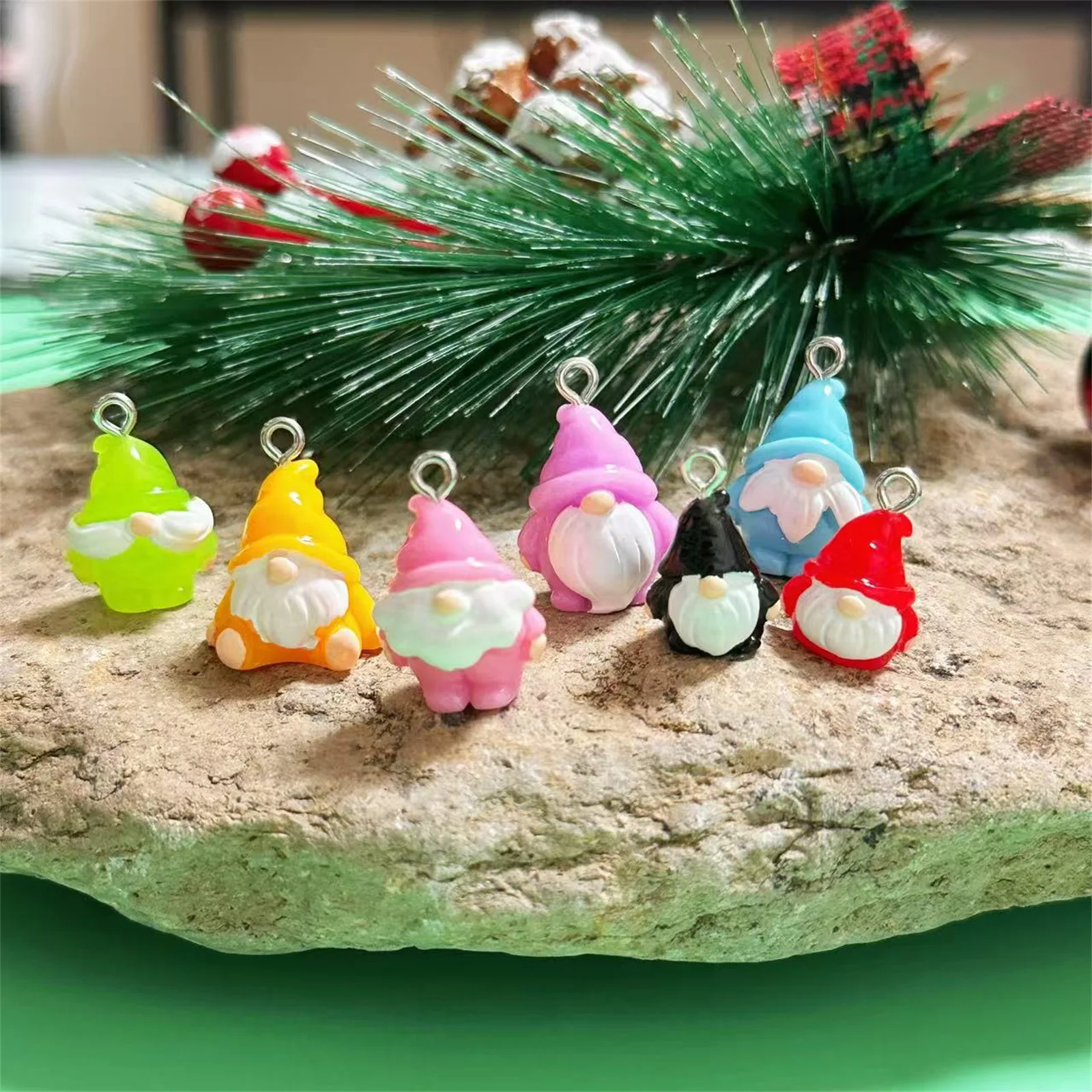 10 Piezas de Dijes de Resina de Papá Noel Navideños Coloridos, para Hacer Joyas, Llaveros, Aretes, Mini Dijes de Papá Noel