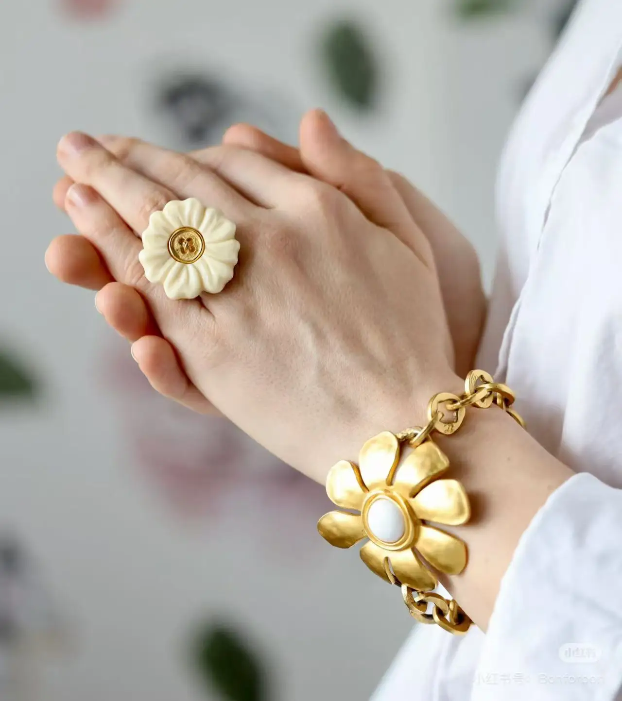 Europe America Brass Gold Plated Daisy Flower Bracelet Woman Vintage Jewelry