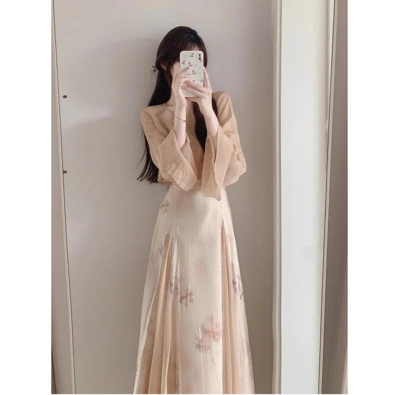 

Новый китайский летний комплект: платье миди с высоким воротником и длинными рукавами, а также укороченный топ — комплект из двух предметов для молодых женщин, модный и элегантный.