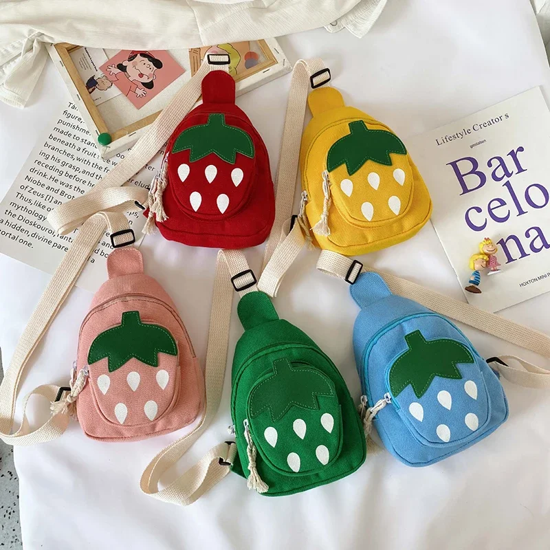 Nuevos bolsos de pecho bonitos y pequeños de fresa para niños, mochila encantadora de Friut para niñas y niños, bolsa de pecho para niños, bolso