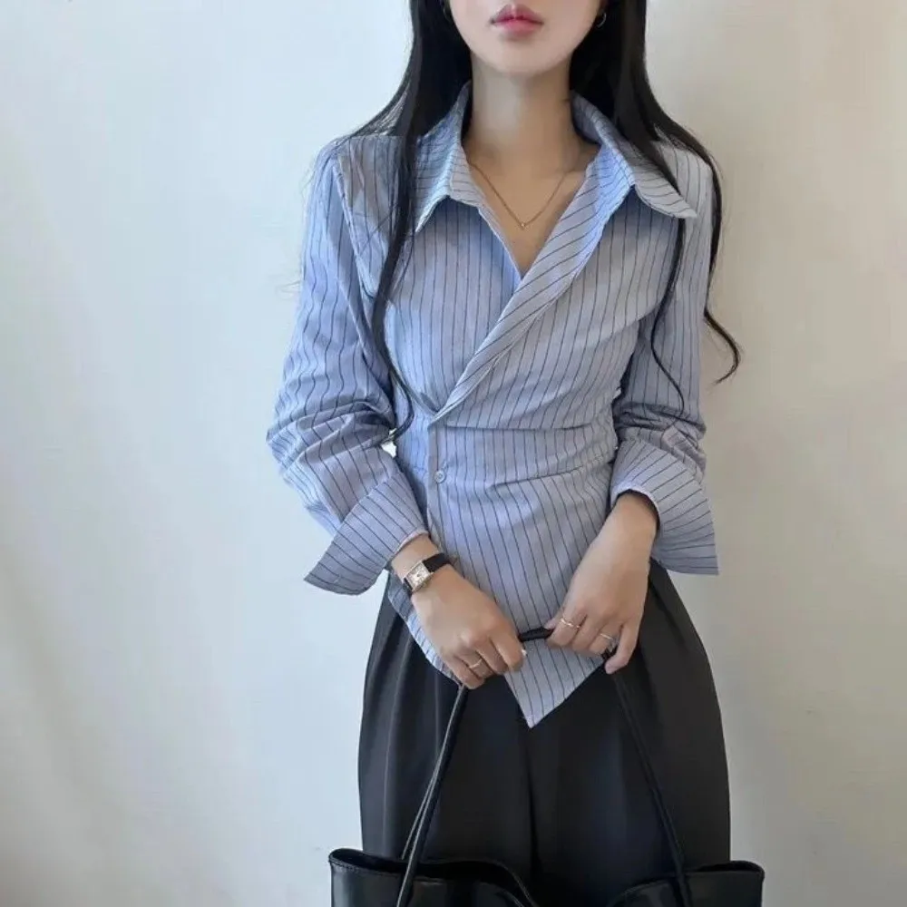 بلوزة نسائية قصيرة مخططة باللون الأزرق على شكل حرف v على الطراز الكوري قمصان بأكمام طويلة بقصة ضيقة ملابس الشارع الشهير قمصان بأزرار ضيقة للسفر
