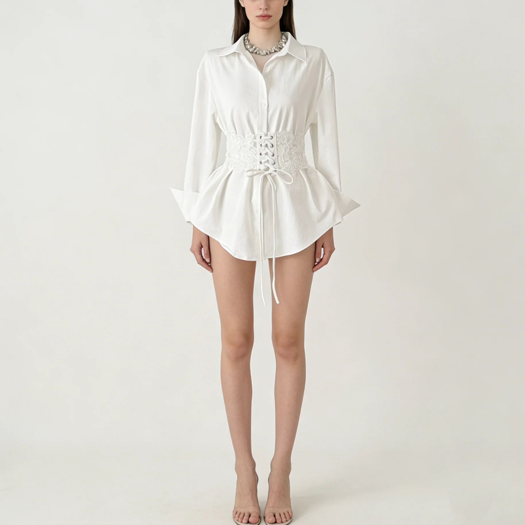 

Блузка CiCi с отложным воротником, длинными рукавами, цветочными кружевными вставками, шнуровкой на талии и пэплум-подолом. Элегантная офисная одежда. Модная коллекция Весна-Лето.