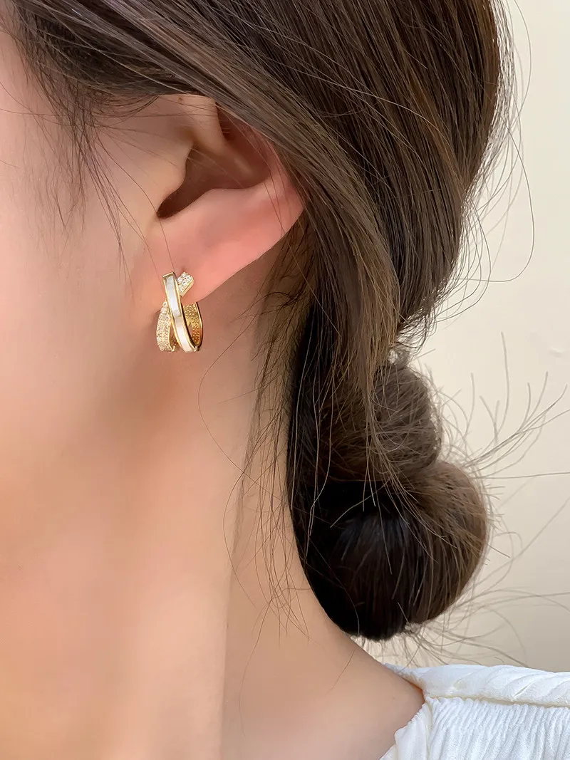 Luxuriöser Muschel-Zirkon-Kreuz-Ohrclip in Goldfarbe für 2026 – Neuer Modeschmuck für Hochzeiten und Partys, Damen-Ohrring-Accessoire – Detail 10