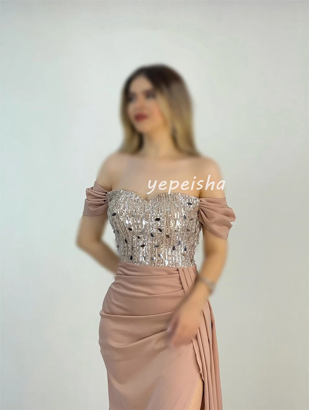 Abiti lunghi personalizzati con pieghe intricate abbinate drappeggiate con paillettes A-line con spalle scoperte Abiti da cerimonia su misura Squisiti sexy