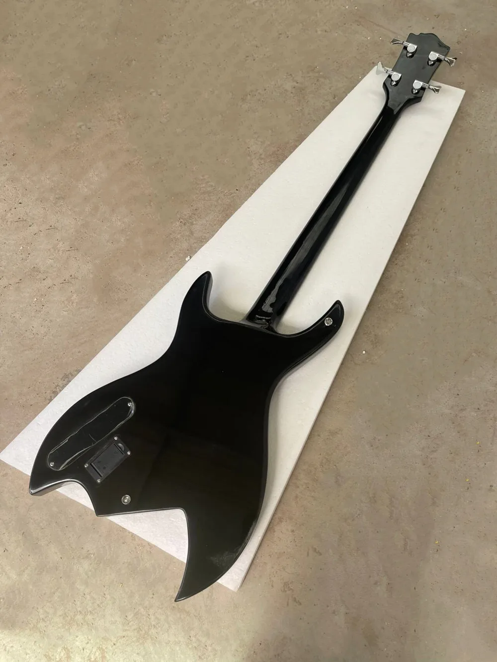 4 Strings Electric Bass Guitar with Rosewood Fretboard,Chrome Hardware Neck through body,Provide customized service