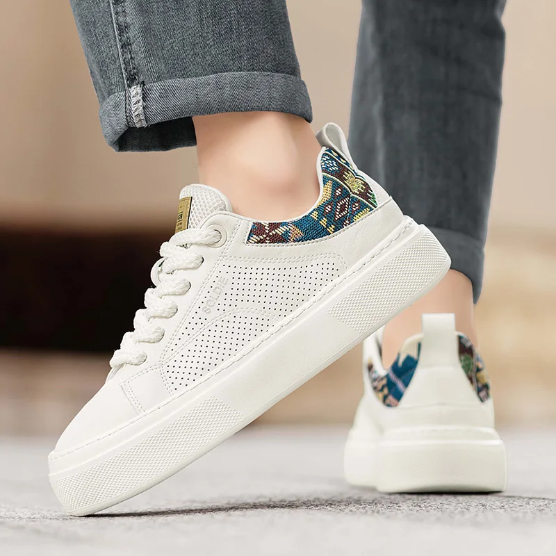 Nuevas zapatillas blancas de otoño 2025 para hombre y zapatos casuales gruesos de caña alta: livianos, que aumentan la altura y cómodos