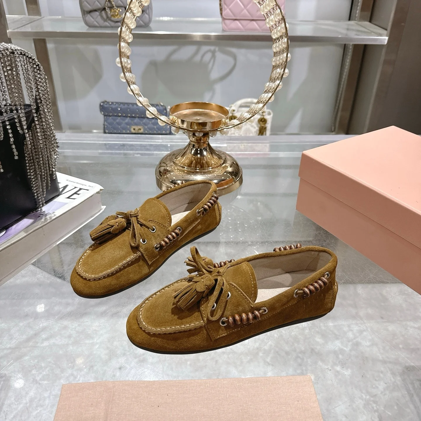 Mocasines planos con punta redonda de cuero genuino para otoño 2025, zapatos de mujer poco profundos con cordones y borlas cómodos y versátiles a la moda