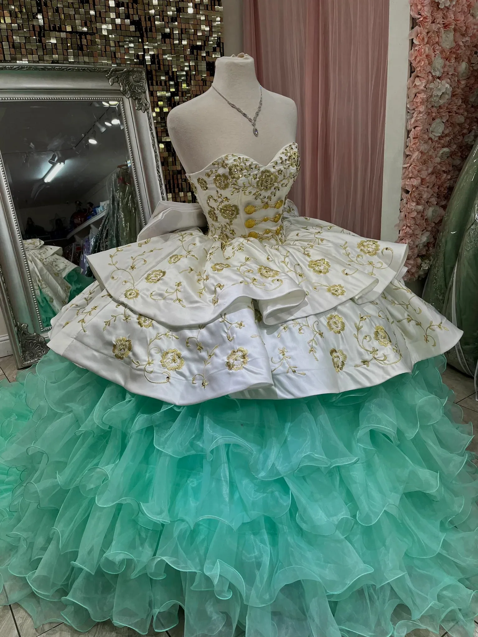 Vestido de quinceañera con bordado dorado y botones, Color de contraste, blanco y menta, volantes, Charro, lazo grande, vestido de baile, dulce 16