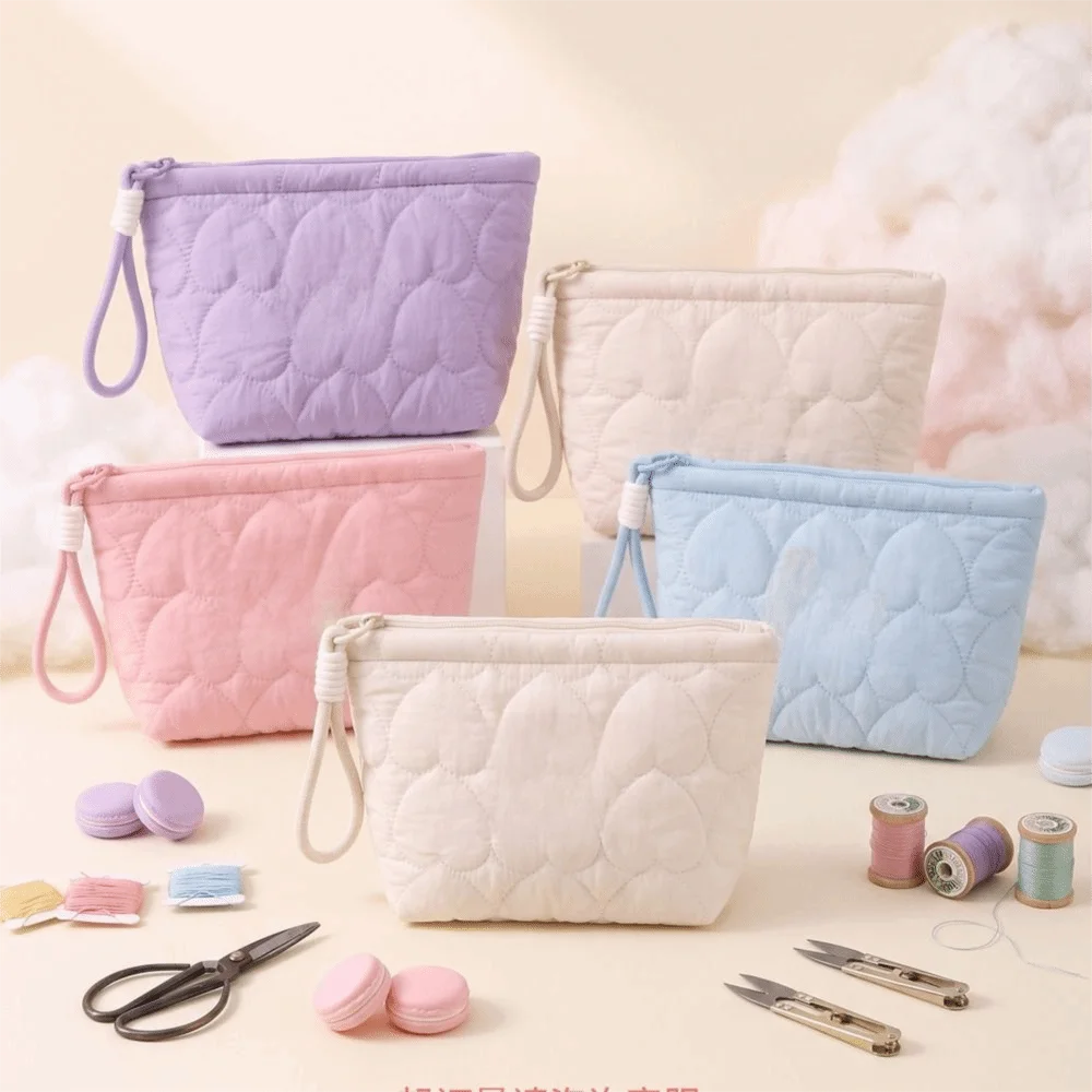 Large Capacity Portable Cosmetic Bag Quilted Heart Shape Travel Makeup Organizer with Handle Zipper Closure Women Wash Pack
