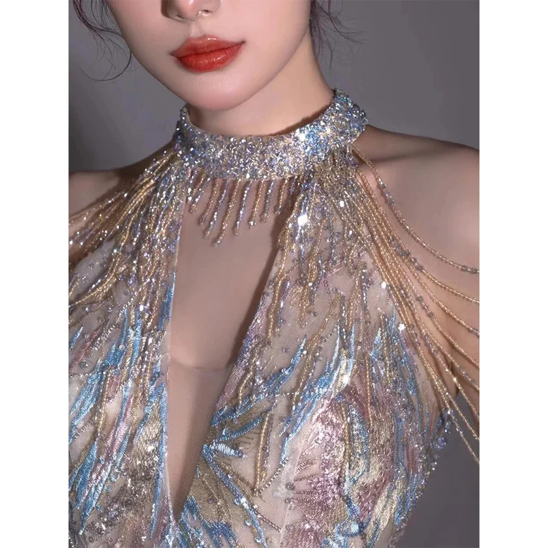 Robe de soirée de l'industrie lourde, luxe léger haut de gamme, hôte de scène de niche, jupe longue, suspension au cou, robe de grillage, sens de la mariée