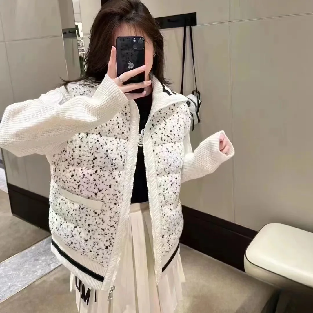 

Утепленное зимнее пальто в стиле стритстайл: оверсайз, прямой крой, вязаный свитер, контрастные черно-белые вставки, наполнитель из белого гусиного пуха.