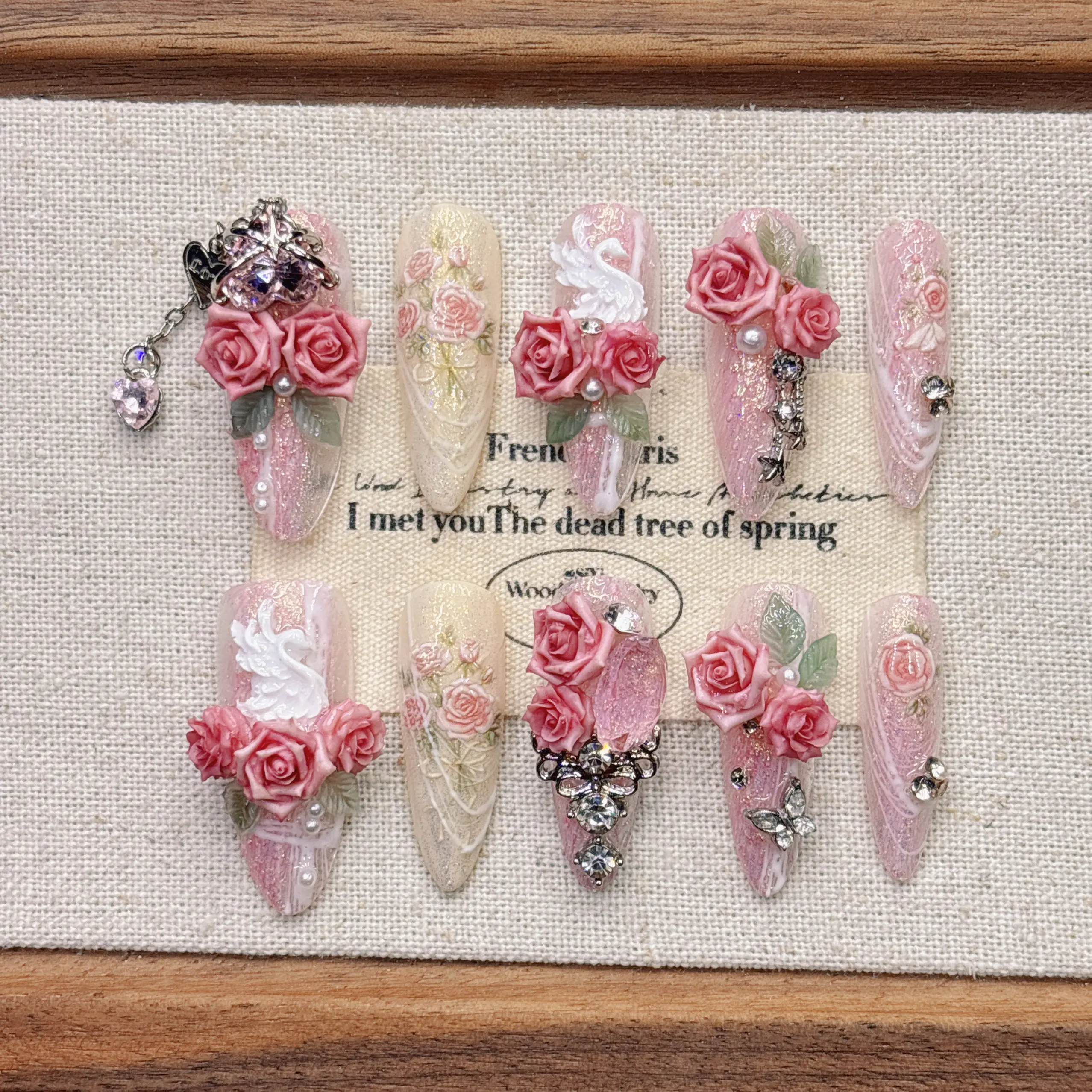 10 Stück Schwere 3D-geprägte French Garden Stiletto Press-On-Nägel, Nude Pink Schimmer Farbverlauf Künstliche Nägel mit handbemalten Rosen in Weiß – Detail 4