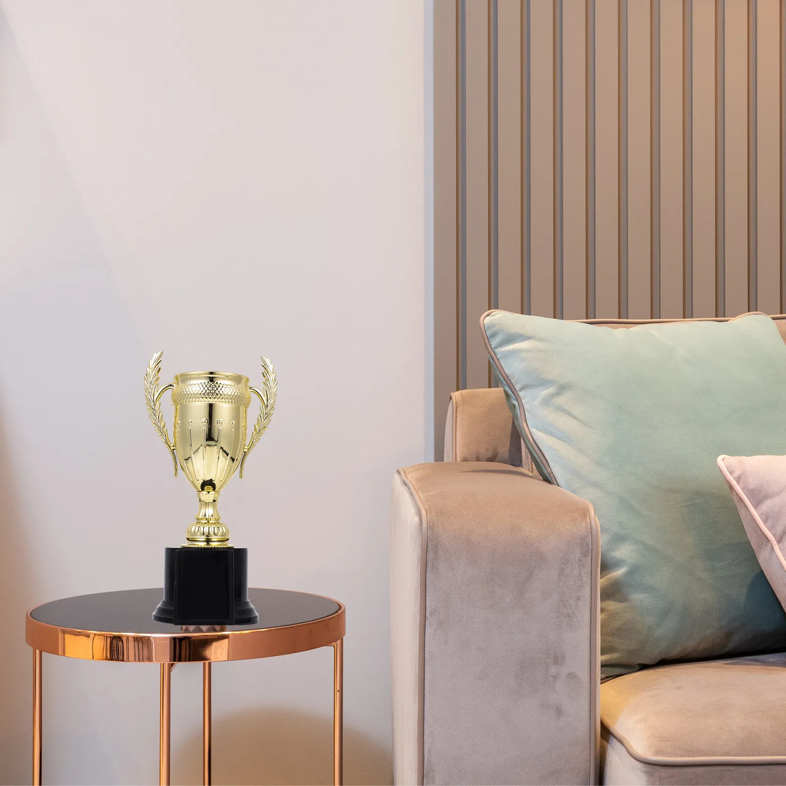 

Детский спортивный кубок-трофей большого размера, премиум-качество, идеально подходит для школьных соревнований и награждения победителей в играх.